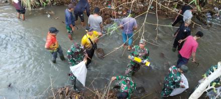 Bergotong Royong Lakukan Pembersihan Pasca Banjir